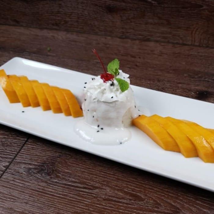 Mango with Sweet Sticky Rice (Seasonal).